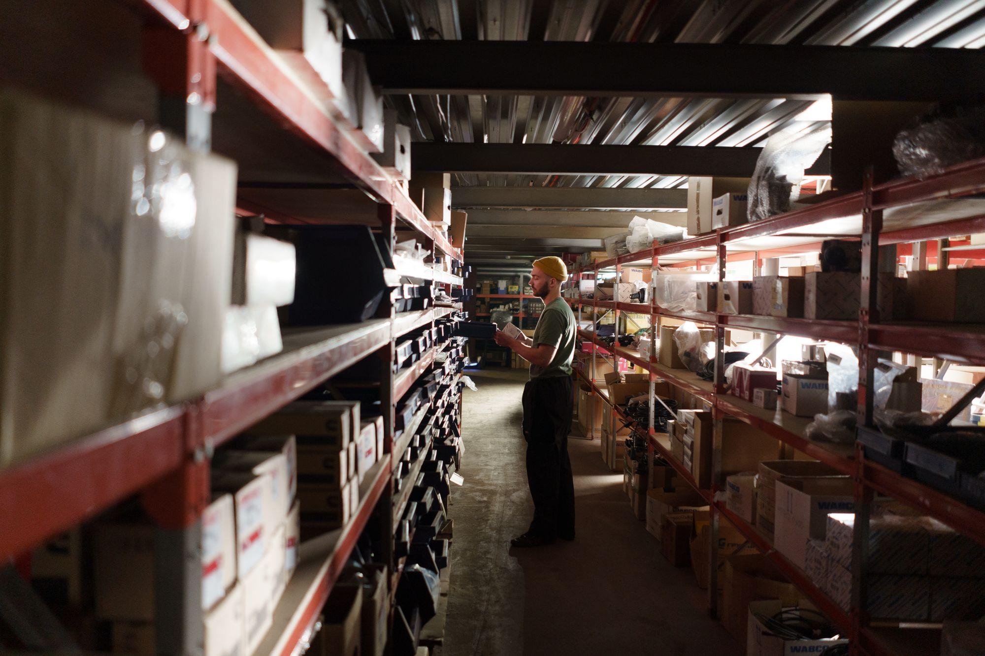 Trabajador revisando inventario de insumos en bodega