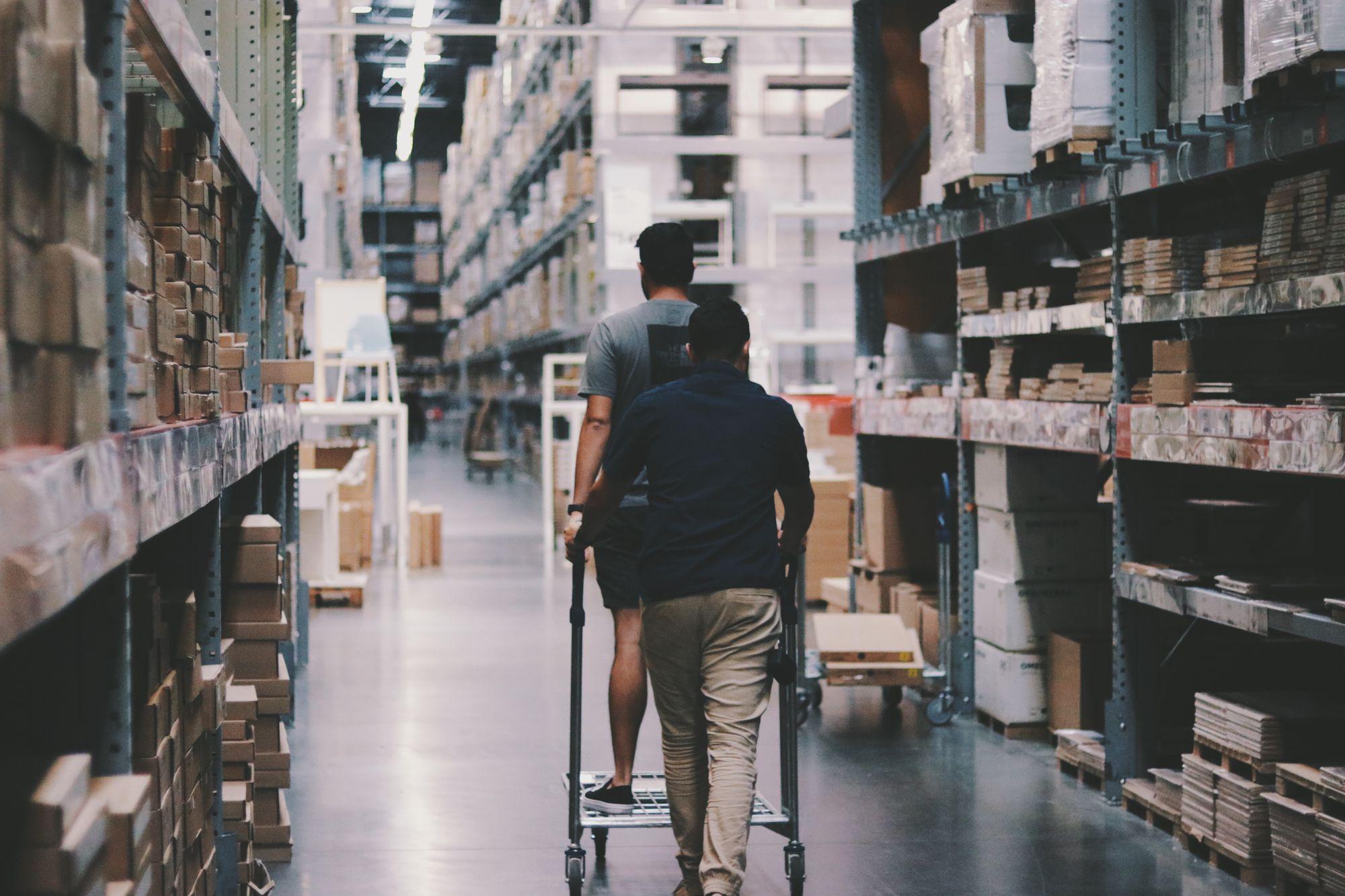 Personal en un almacén de distribución moviendo mercancía